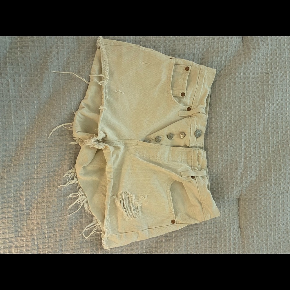 Beige Levi’s 501 shorts